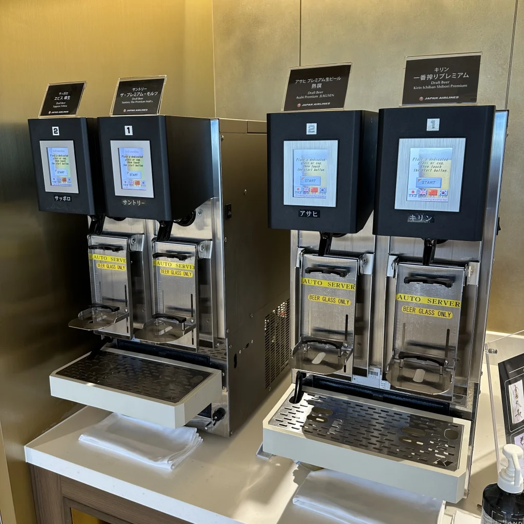 There are automatic beer pouring machines in the Japan Airlines First Class Lounge
