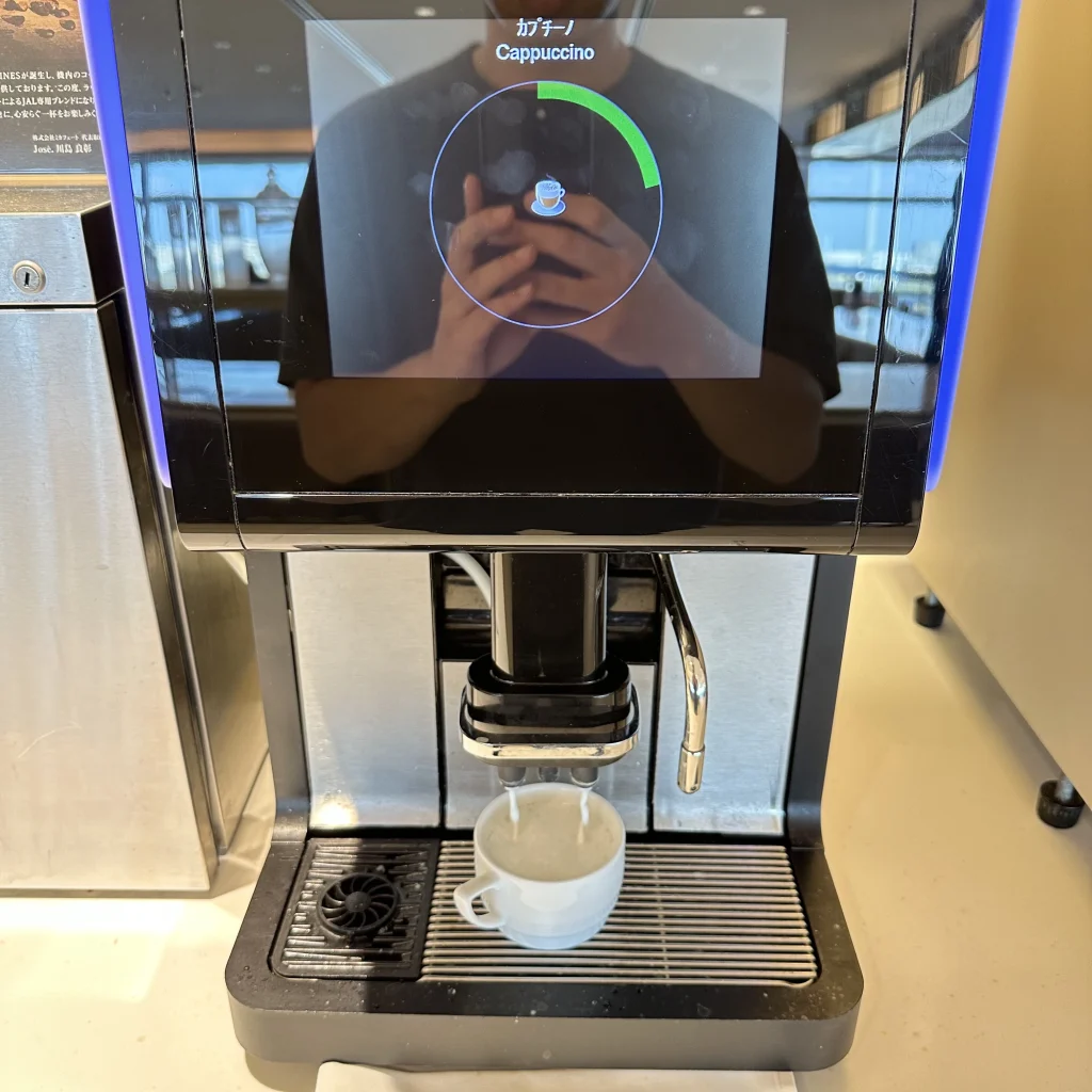 There is an automatic coffee machine in the Japan Airlines First Class Lounge