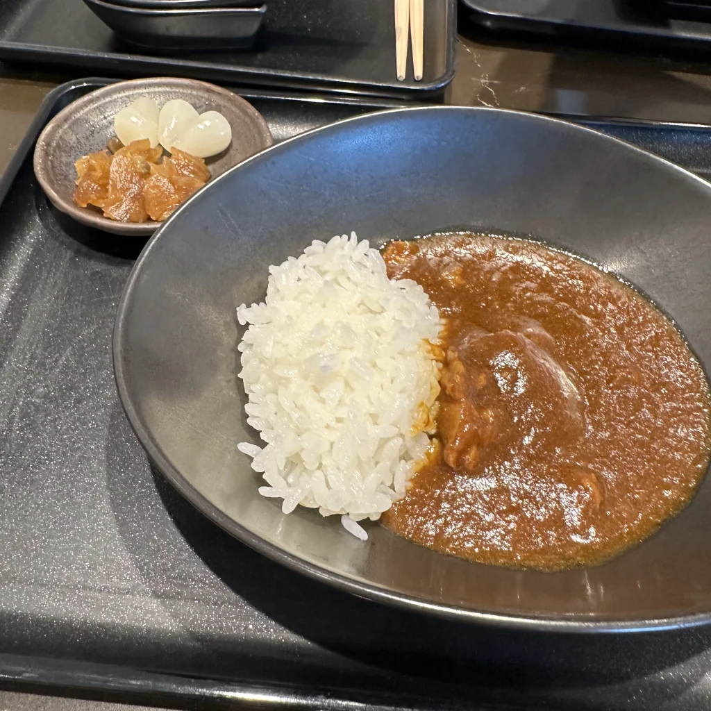 You can order beef curry in the Japan Airlines First Class Lounge