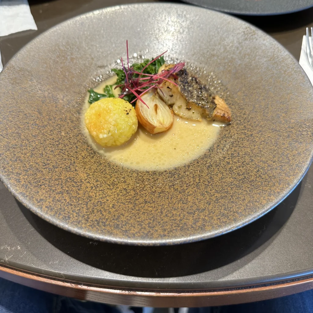 You can order western dishes like sea bream in the Japan Airlines First Class Lounge