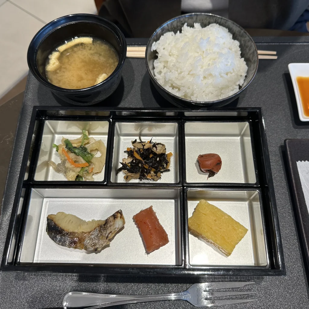 You can order a bento box in the Japan Airlines First Class Lounge