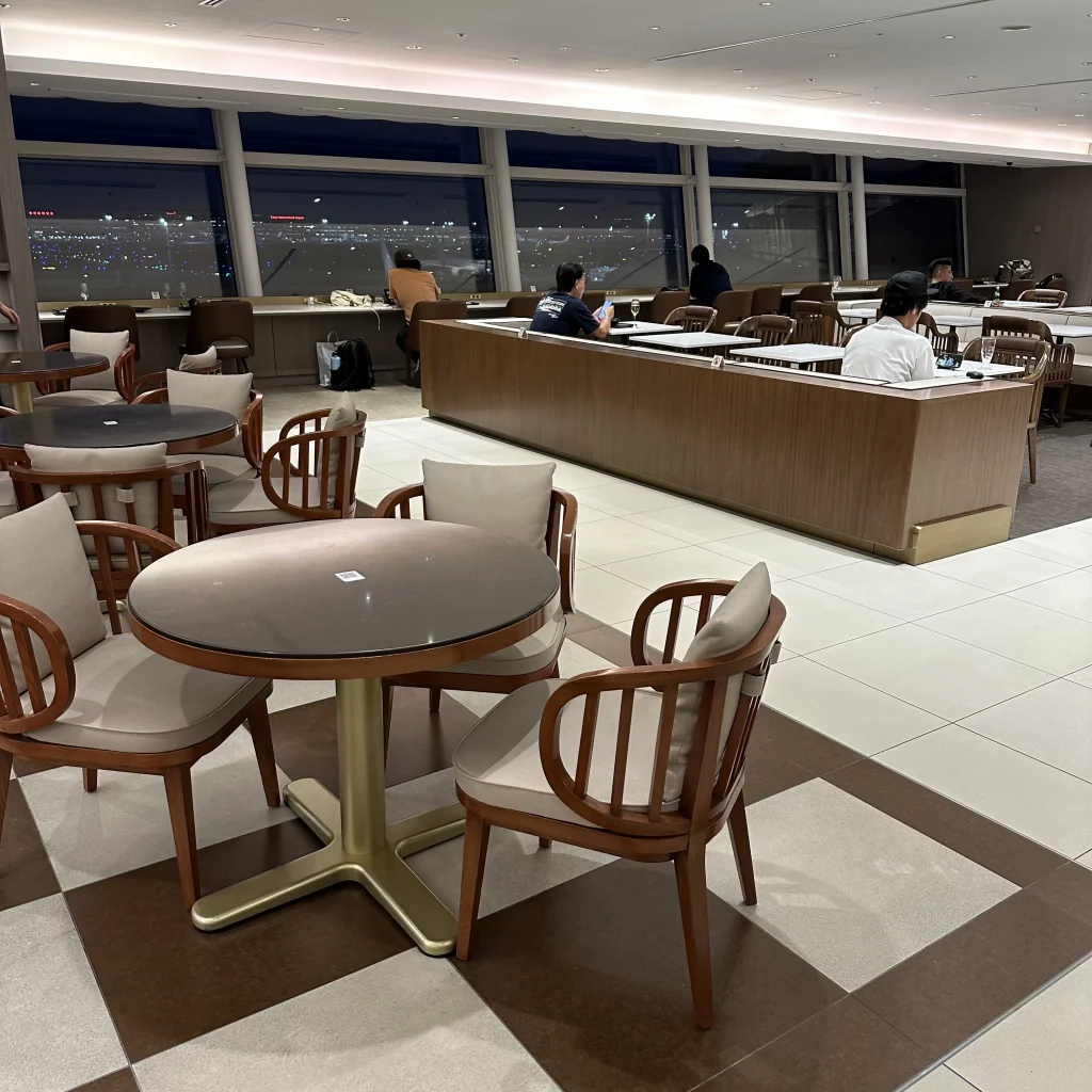 Additonal Dining Seating in Japan Airlines First Class Lounge