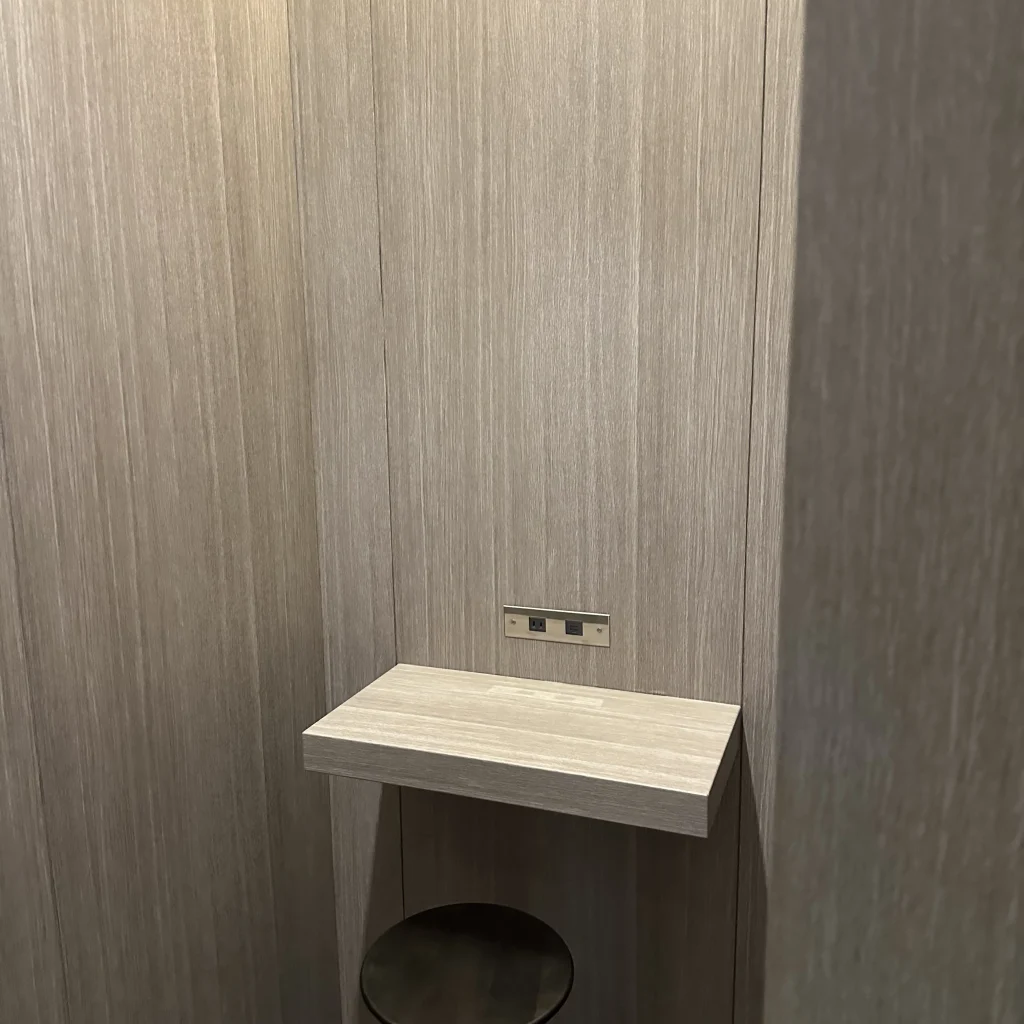 There are phone booths in the Japan Airlines First Class Lounge