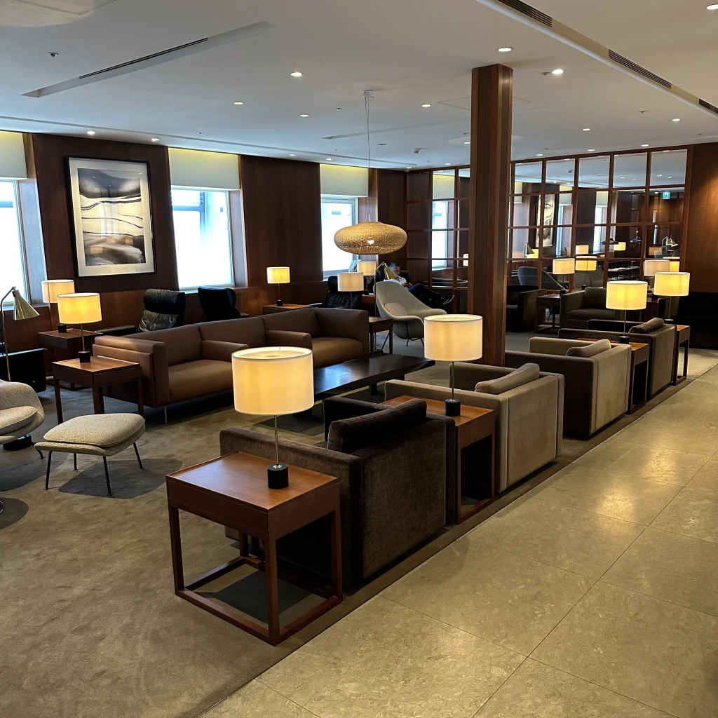 The Cathay Pacific Business Class Lounge at Taoyuan International Airport has a very beautiful main seating area