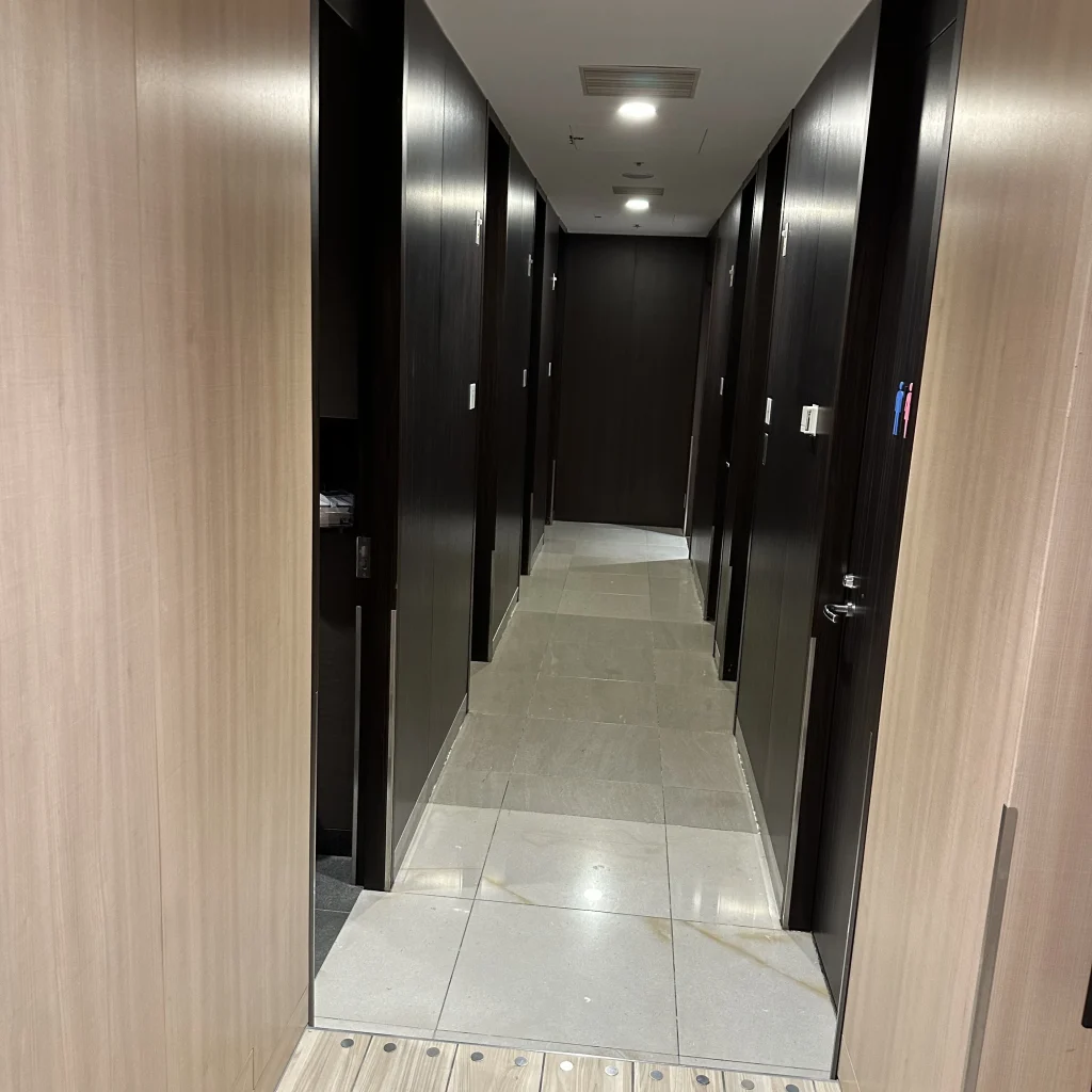 Hallway leading to the showers at Japan Airlines First Class Lounge