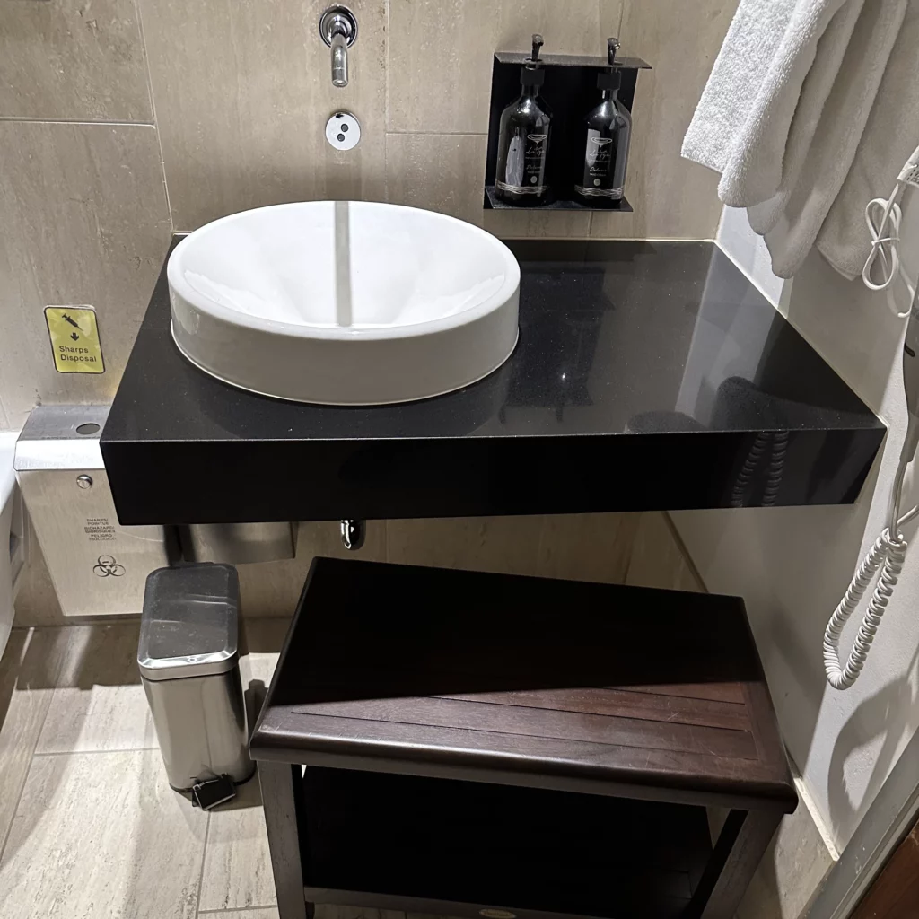 The OneWorld Lounge at LAX has a nice sink and a bench for sitting