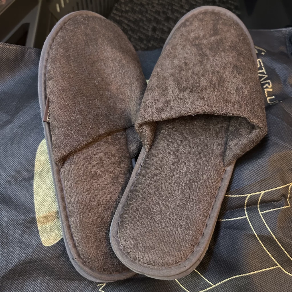 Starlux business class from Los Angeles to Taipei gives out free slippers