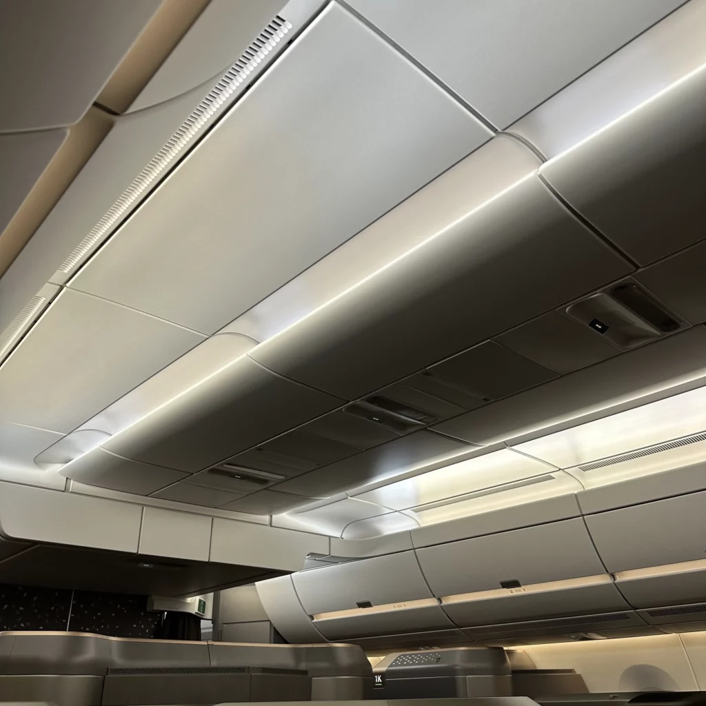 The A350-900 has no overhead bins over middle seats in Starlux business class from Los Angeles to Taipei 
