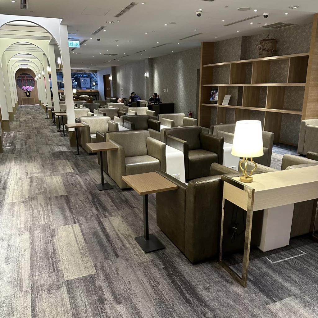 The China Airlines VIP Lounge in Terminal 2 of Taoyuan International Airport has a modern and Chinese style interior