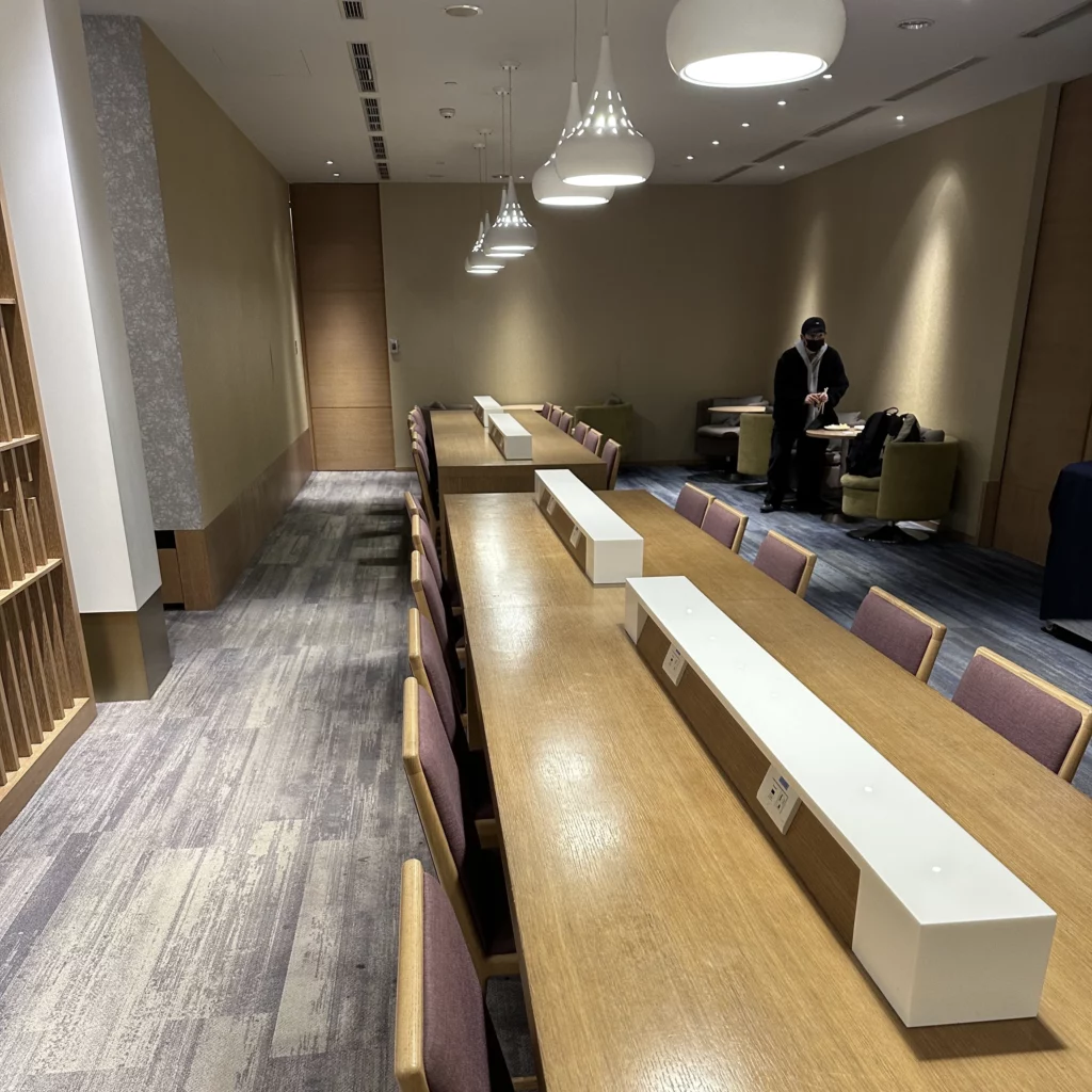 The China Airlines VIP Lounge in Terminal 2 of Taoyuan International Airport has 2 large rectangular dining tables