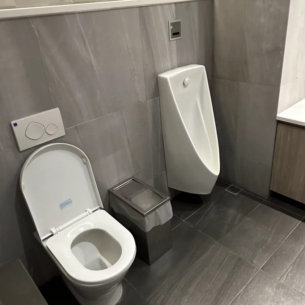 The China Airlines Dynasty Lounge has a clean bathroom