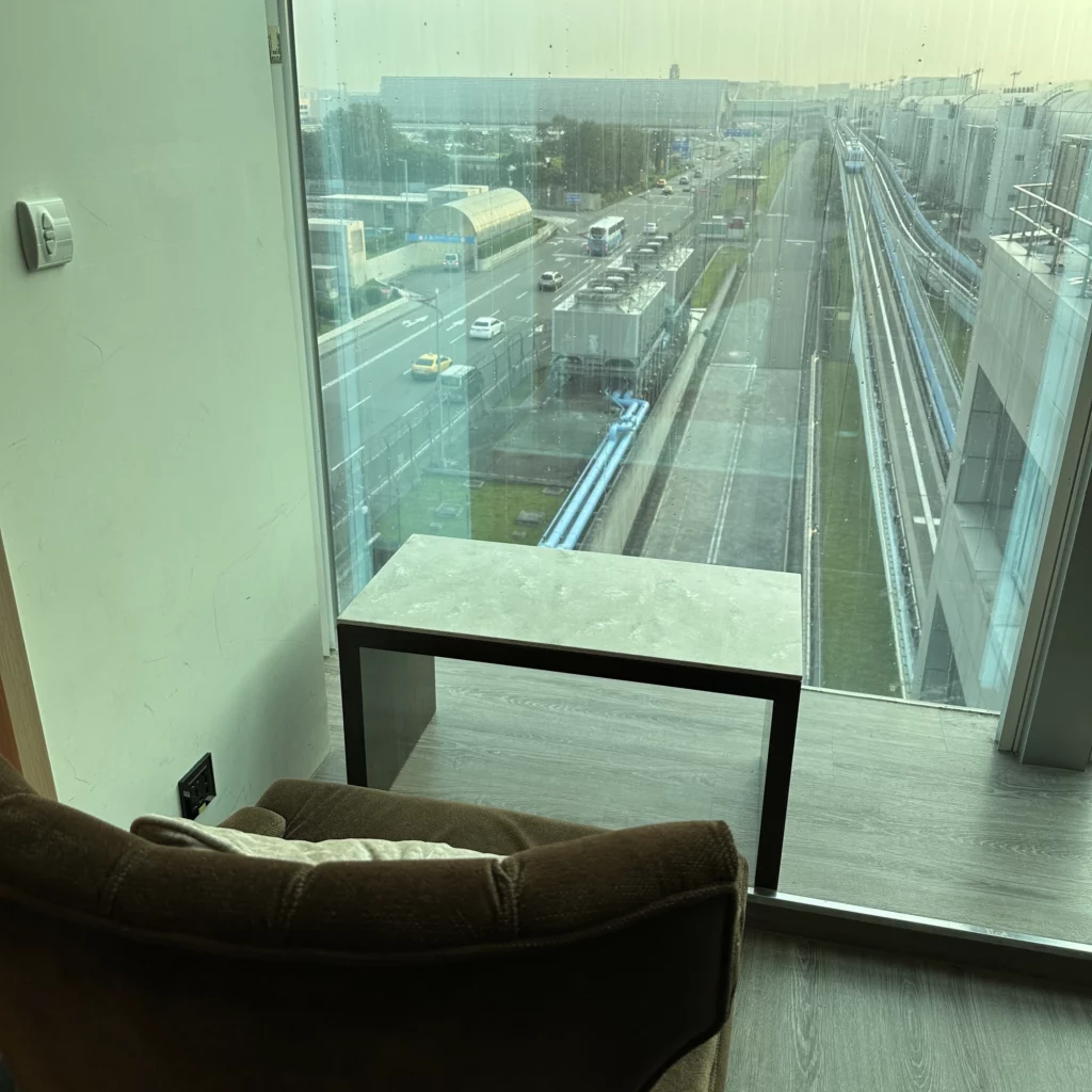 The Oriental Club Lounge at Taoyuan International Airport has seats that look out windows in the rest area
