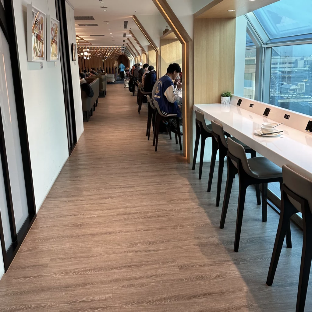 The Oriental Club Lounge at Taoyuan International Airport has large windows on the left side of the lounge