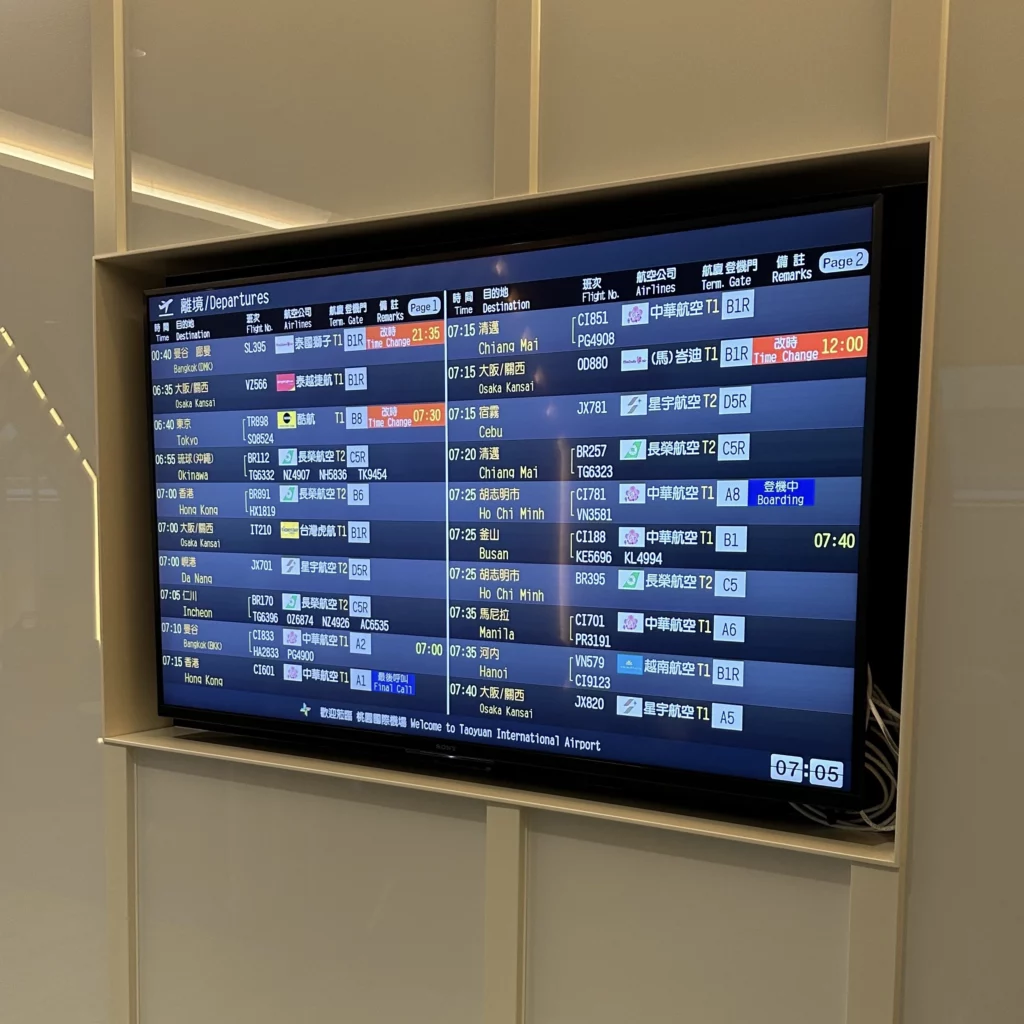 The Oriental Club Lounge at Taoyuan International Airport has multiple TVs displaying flight information