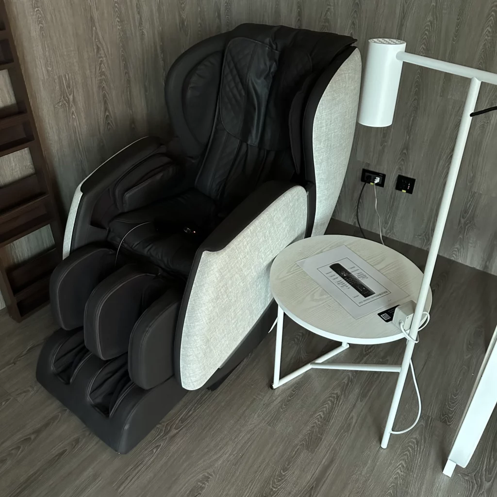 The Oriental Club Lounge at Taoyuan International Airport has free massage chairs