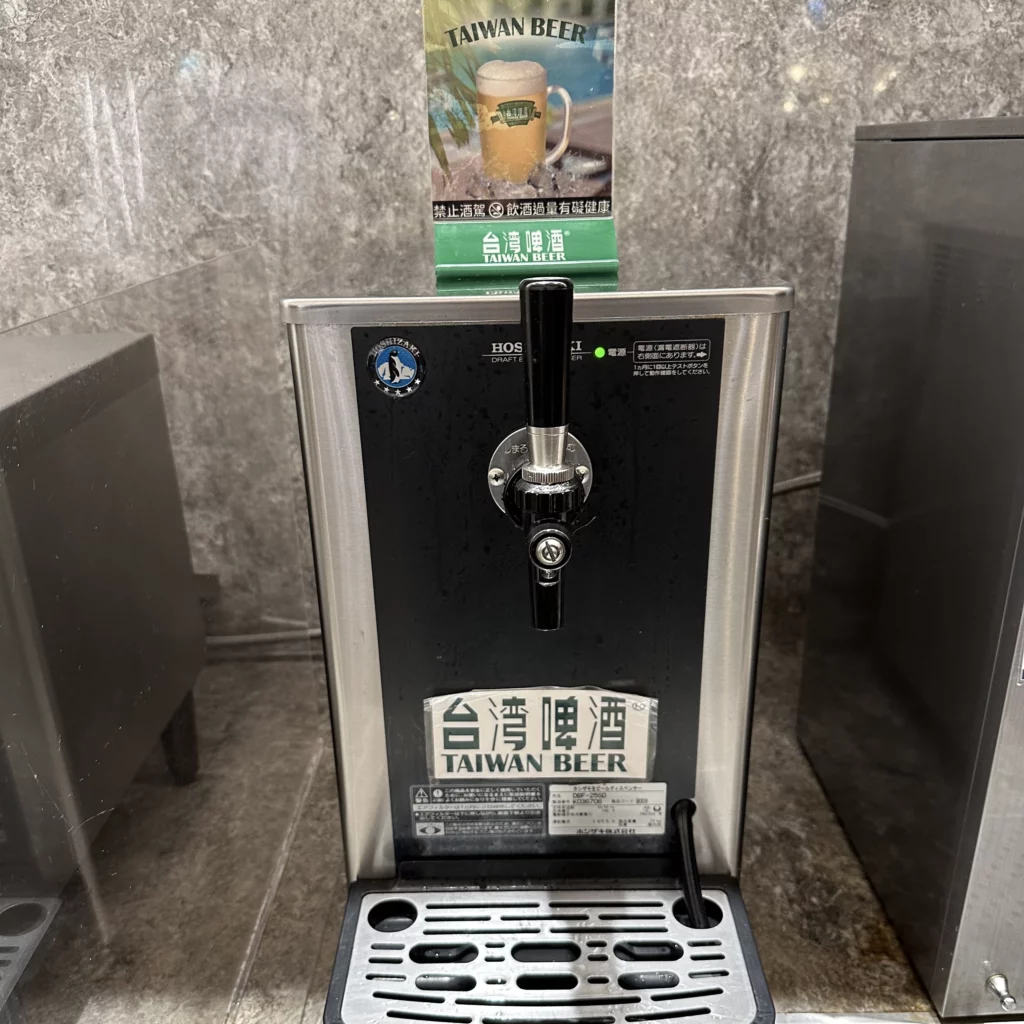 The Oriental Club Lounge at Taoyuan International Airport has a dispenser serving Taiwan beer