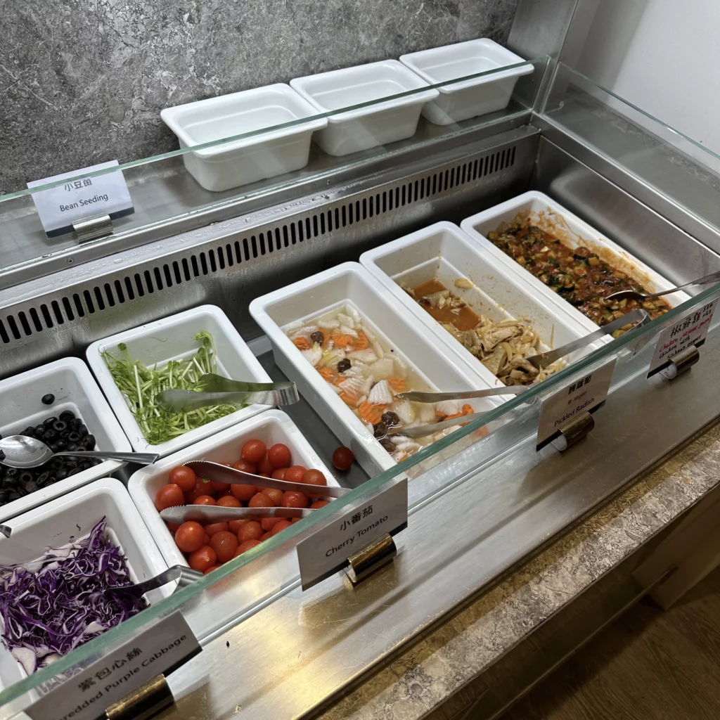 The Oriental Club Lounge at Taoyuan International Airport has cold dishes and vegetables available