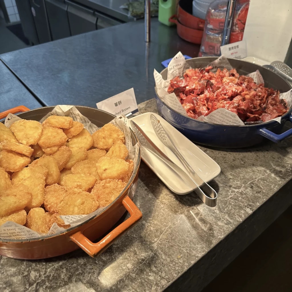 The Oriental Club Lounge at Taoyuan International Airport has western style breakfast foods like hash browns and bacon