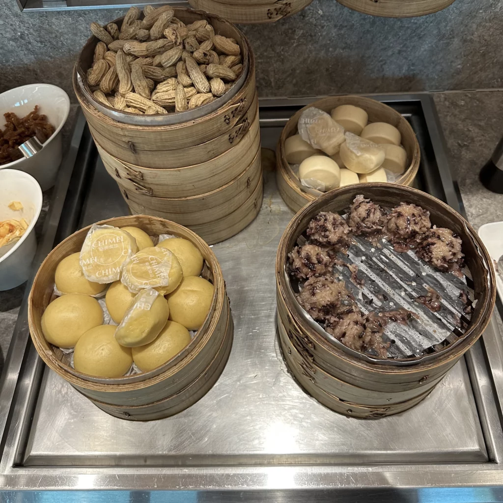 The Oriental Club Lounge at Taoyuan International Airport has snacks like buns in bamboo steamers