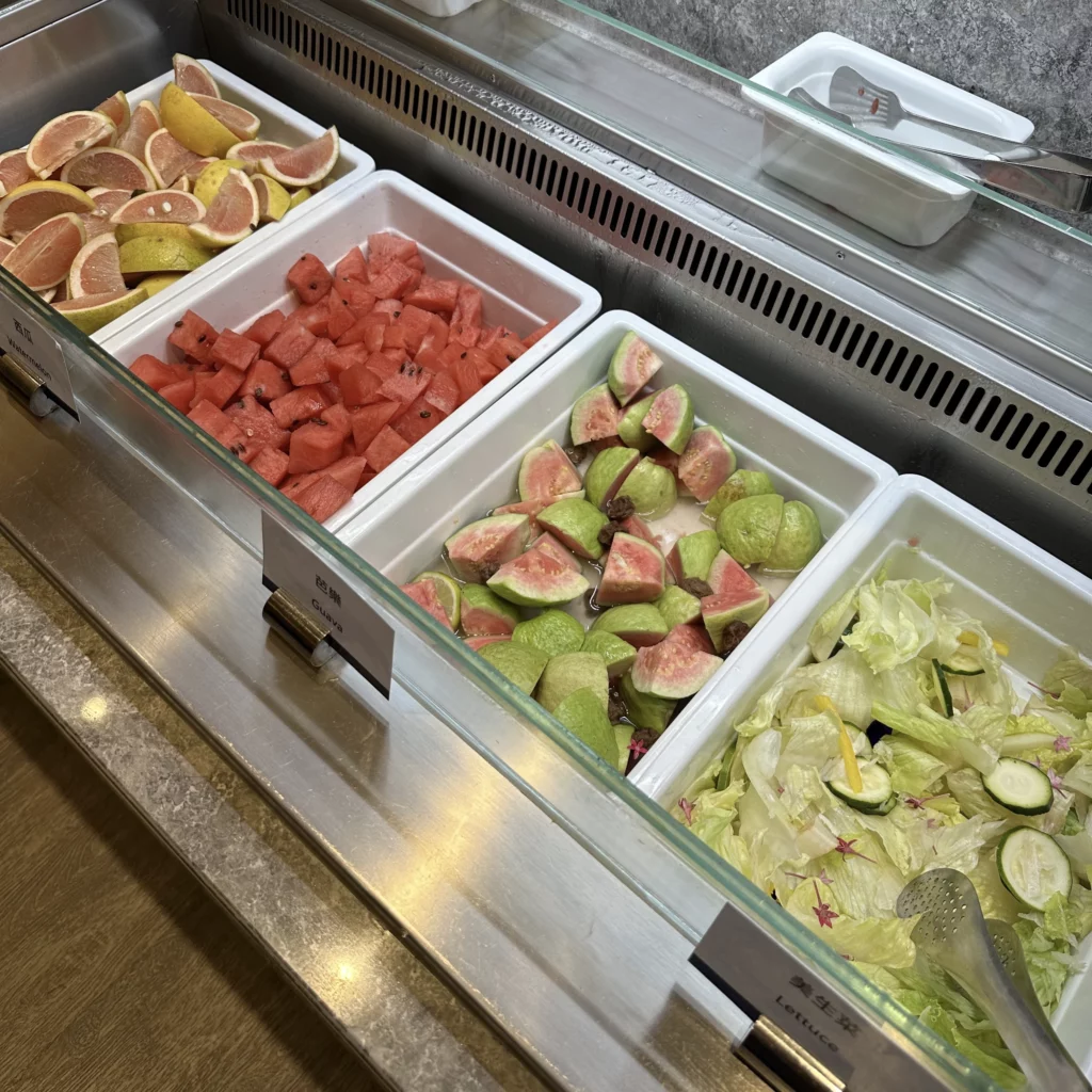 The Oriental Club Lounge at Taoyuan International Airport has vegetables and fruits availables