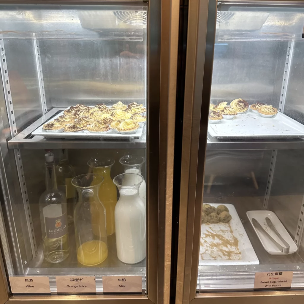 The Oriental Club Lounge at Taoyuan International Airport has a fridge with some drinks and desserts