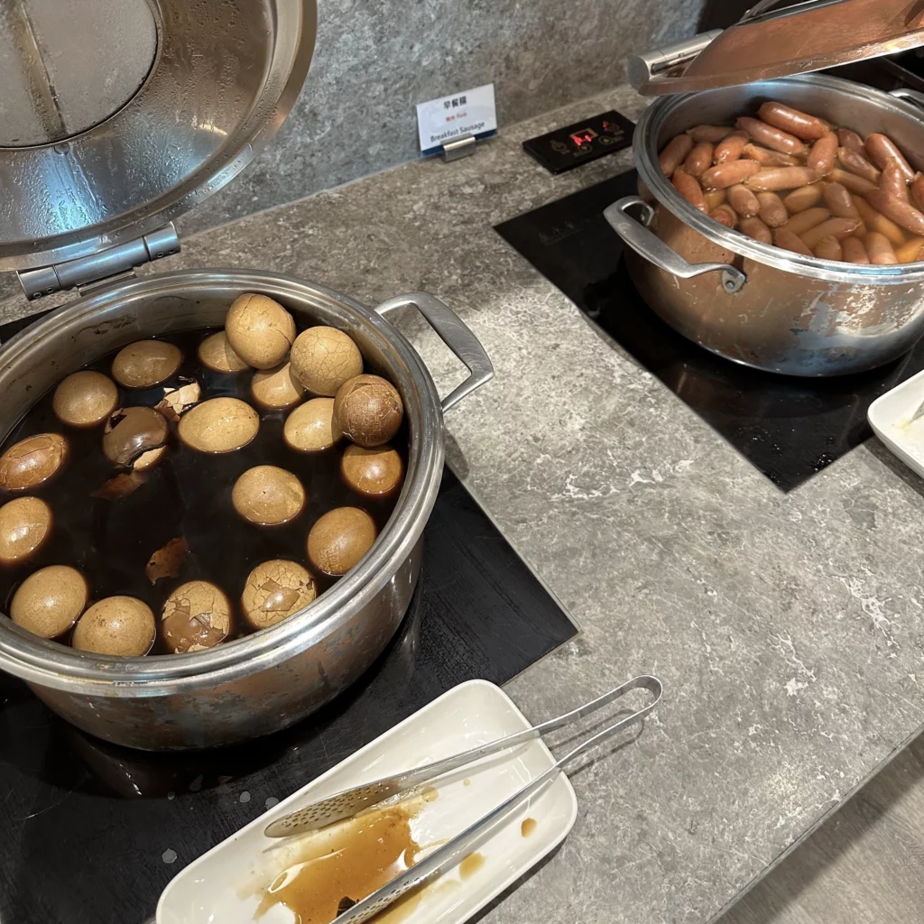 The Oriental Club Lounge at Taoyuan International Airport has foods like hard-boiled eggs and sausages