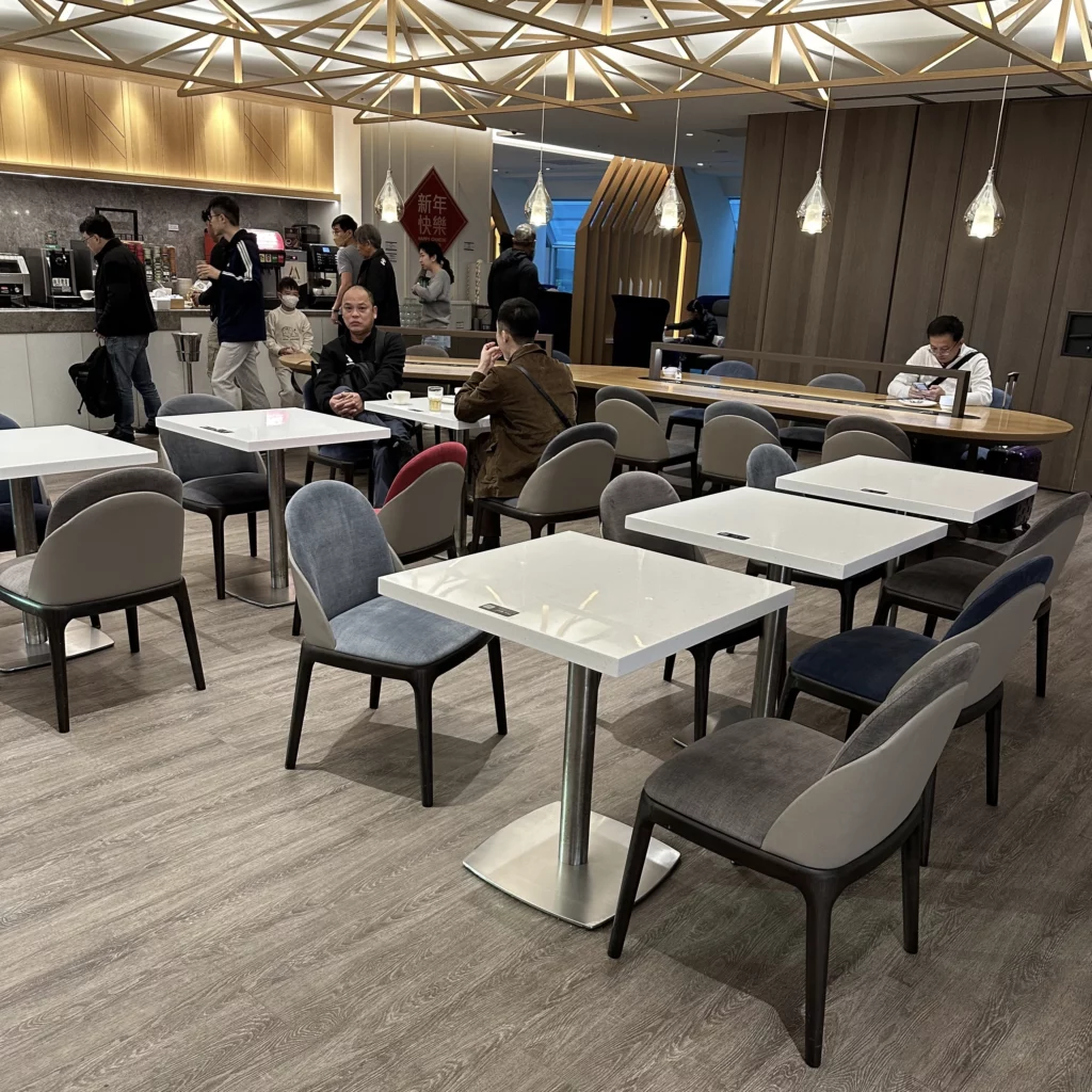 The Oriental Club Lounge at Taoyuan International Airport has lots of coffee tables and chairs