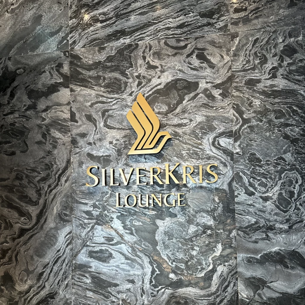 The Singapore Airlines SilverKris Lounge in Bangkok Suvarnabhumi Airport has a nice entrance marked by the Singapore Airlines logo and gold letters