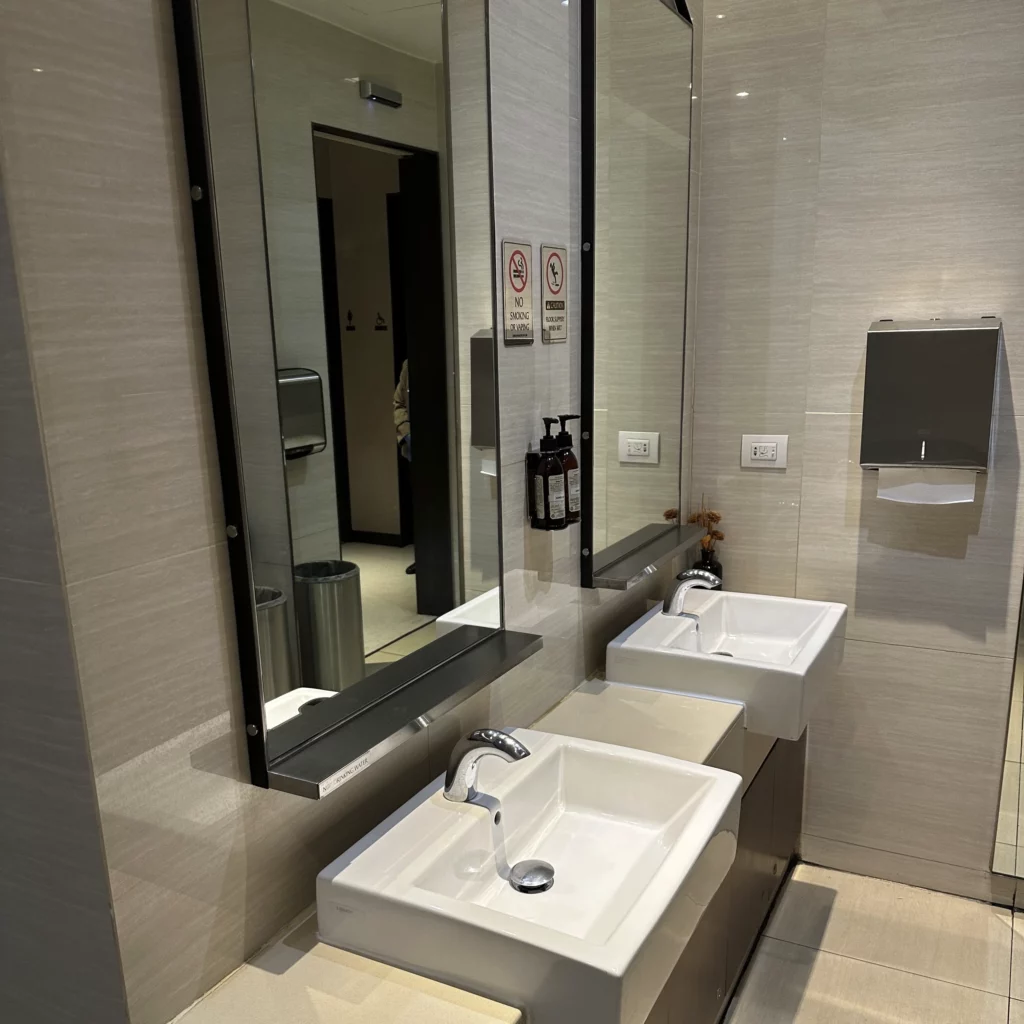 The Singapore Airlines SilverKris Lounge in Bangkok Suvarnabhumi Airport has clean bathrooms