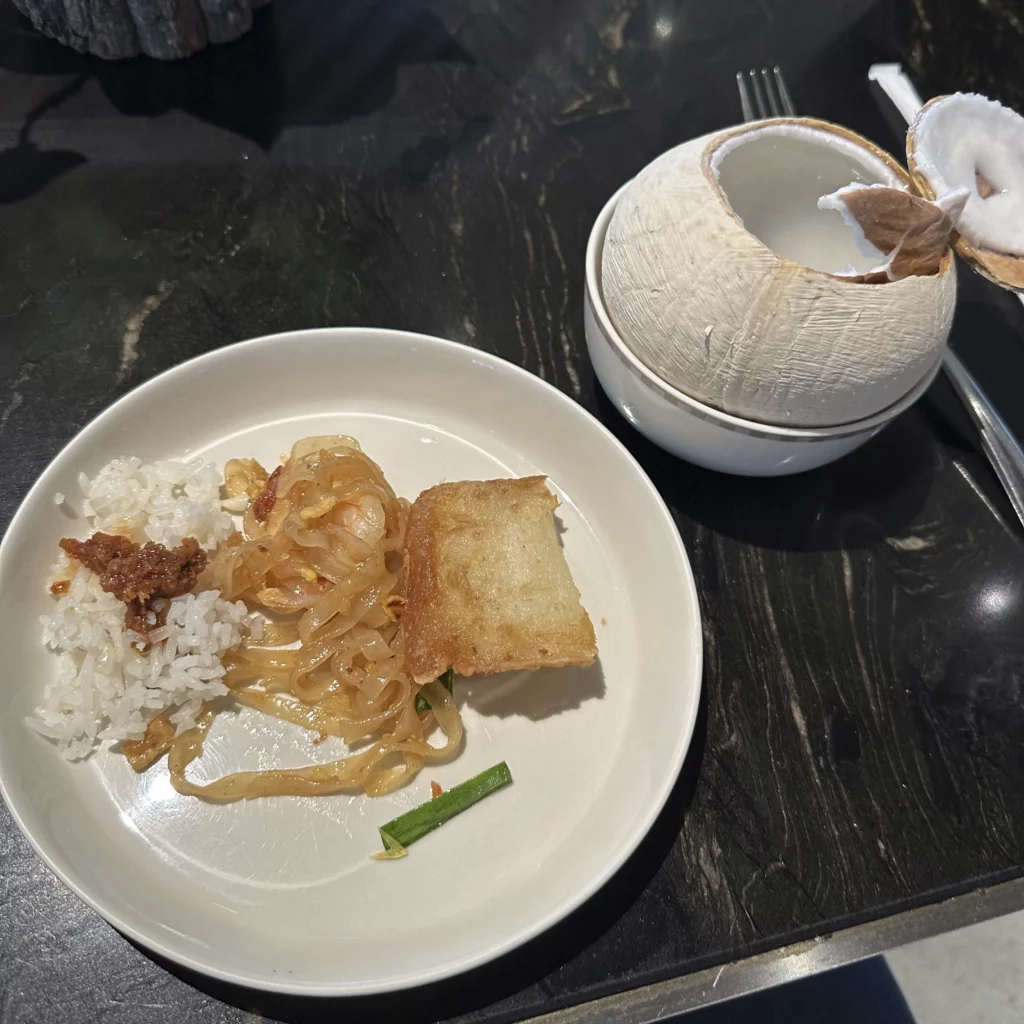 The Singapore Airlines SilverKris Lounge in Bangkok Suvarnabhumi Airport has delicious food!